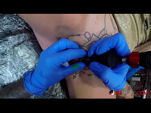 ❤️ Sully Savage, une chaudasse extrêmement tatouée, s'est fait tatouer le clitoris. ❤️❌ Porno beau at fr.quizfarmature.ru ❤
